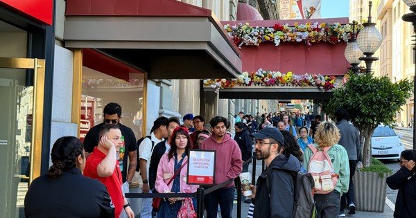 đoàn người xếp hàng trước Cửa hàng Nintendo ở Mỹ dài tới ngã tư vẫn chưa hết người 1